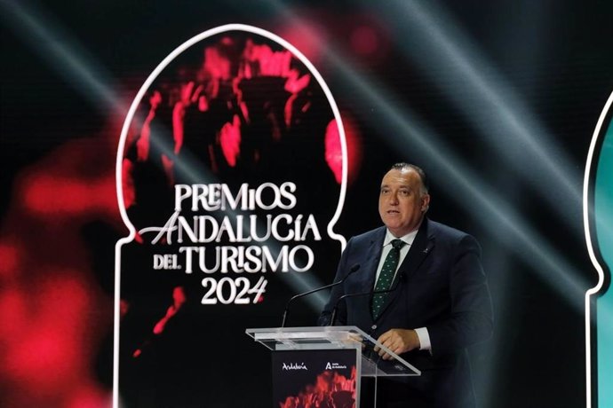 El consejero de Turismo y Andalucía Exterior, Arturo Bernal, durante su discurso en la gala de entrega de los Premios Andalucía del Turismo celebrada en Carmona.