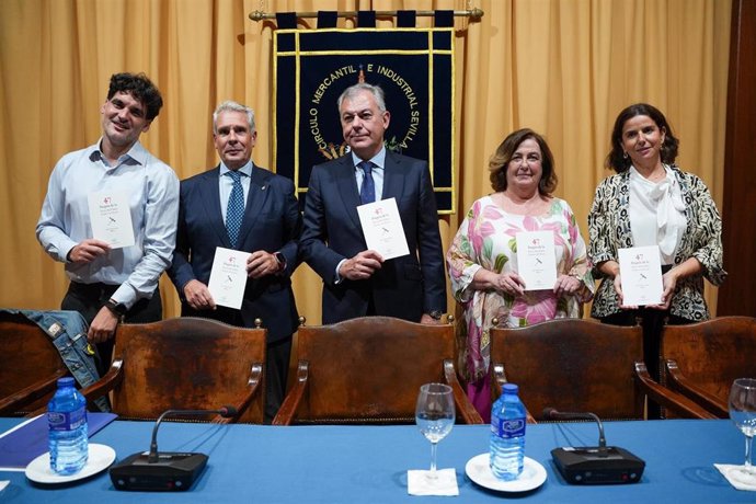 El alcalde de Sevilla, José Luis Sanz (c), ha asistido al acto de inauguración de la 47ª Feria del Libro Antiguo y de Ocasión de Sevilla, cuyo pregón ha pronunciado el periodista y escritor Julio Muñoz (i).