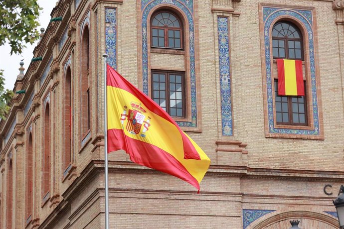 (Foto de ARCHIVO)  Acto de izado de Bandera en Capitanía General con motivo del X aniversario de la proclamación de Felipe VI como Rey. A 19 de junio de 2024, en Sevilla (Andalucía, España). El presidente de la Diputación de Sevilla, Javier Fernández, y