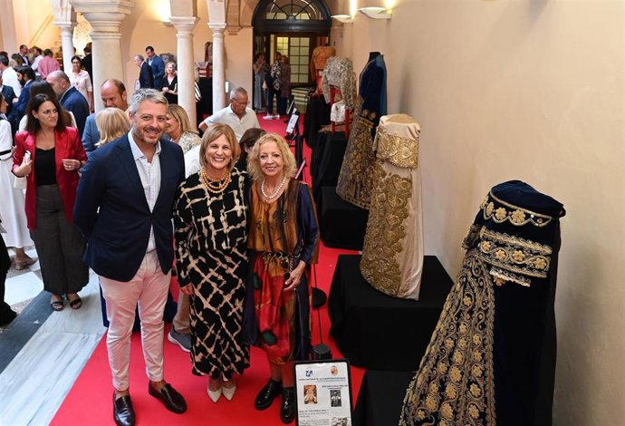 La alcaldesa de Jerez, María José García-Pelayo (c), ha inaugurado en el patio exterior del Ayuntamiento la exposición 'Vestida eres de Gracia'.