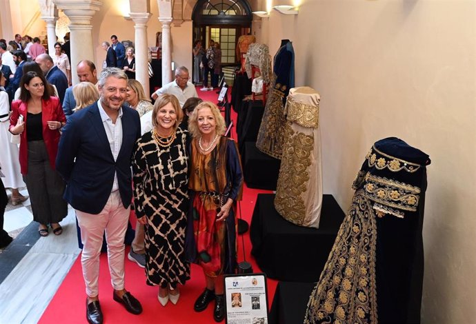 La alcaldesa de Jerez, María José García-Pelayo (c), ha inaugurado en el patio exterior del Ayuntamiento la exposición 'Vestida eres de Gracia'.