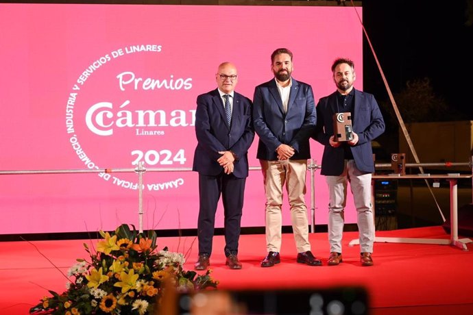 Entrega de uno de los XV Premios Cámara de Comercio de Linares.