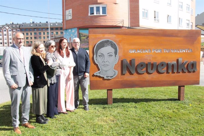 Archivo - De izquierda a derecha, el alcalde de Ponferrada, la delegada de del Gobierno contra la Violencia de Género, la madre de Nevenka Fernández, la concejala de Bienestar Social y el padre de Nevenka.