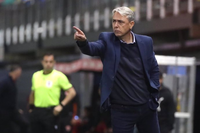 Futbol, Universidad Catolica vs Deportes Copiapo. Fecha 25, Campeonato Nacional 2024. El entrenador de Universidad Catolica Tiago Nunes es fotografiado contra Deportes Copiapo durante el partido de primera division disputado en el estadio Bicentenario de