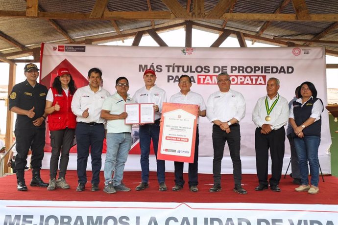 Ministro de Vivienda, Construcción y Saneamiento, Durich Whittembury participó en la entrega de títulos de propiedad.