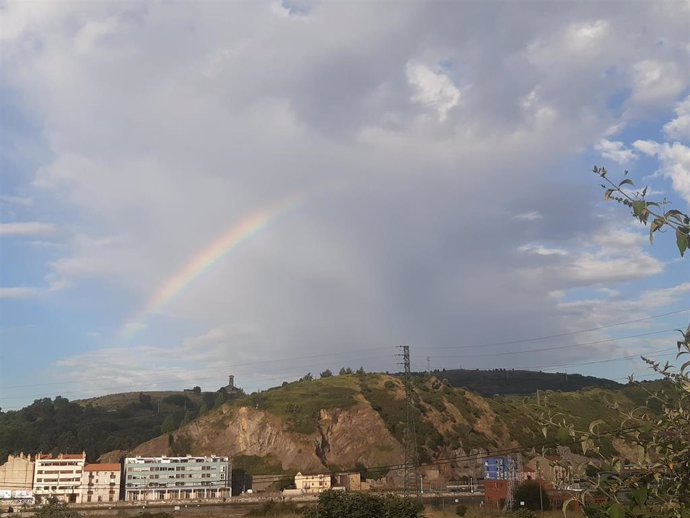 Archivo - Nubes y arcoiris en Erandio (Bizkaia).