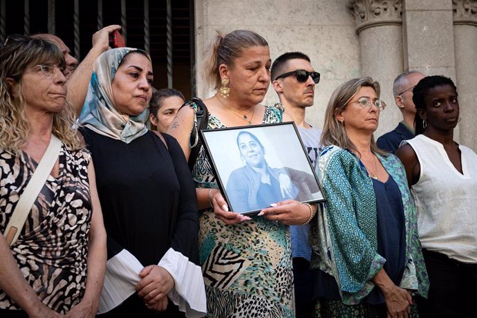 Archivo - Compañeras y amigas de la fallecida durante el minuto de silencio por los dos muertos en una pelea en el barrio Font de la Pólvora, ante el Ayuntamiento de Girona, a 25 de junio de 2024, en Girona, Catalunya (España)