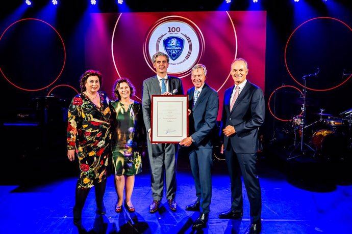 Award ceremony Royal designation Van Leeuwen. Left to right: Jeannette Rietberg, Christine Rietberg, Wouter Kolff, Peter Rietberg, Joop Sassen.