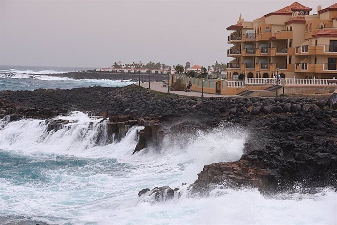 Archivo - El paseo marítimo de una playa de Fuerteventura con oleaje, a 27 de diciembre de 2022, en Fuerteventura, Las Palmas, Islas Canarias (España). 