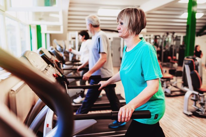 Archivo - Mujer mayor en el gimnasio.