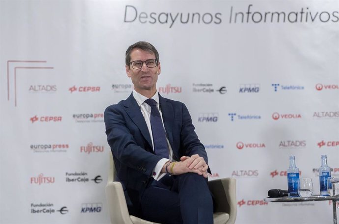 Archivo - El presidente de La Rioja, Gonzalo Capellán, posa durante un desayuno informativo de Europa Press, en el hotel Hyatt Regency Hesperia, a 25 de enero de 2024, en Madrid (España).