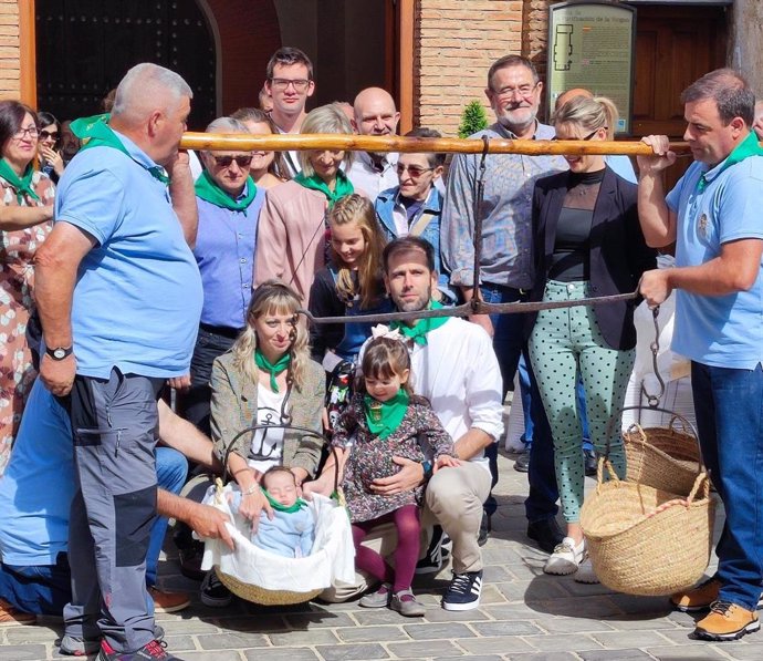 Pesaje de niños en Lituénigo, en una imagen de archivo.