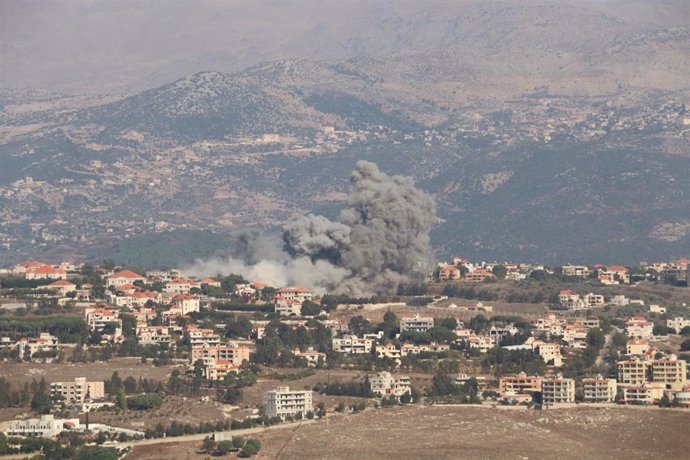 Columna de humo tras un bombardeo del Ejército de Israel contra la localidad de Jiam, en Líbano (archivo)