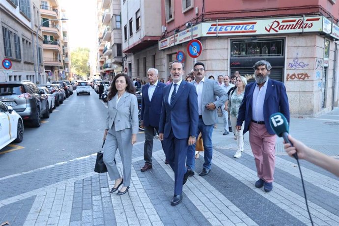 Le Senne, junto a miembros de Vox, llegando a los juzgados.