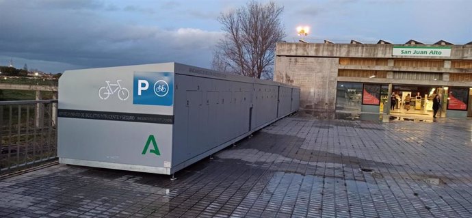 Archivo - Aparcamiento seguro para bicis y patinetes eléctricos en la estación de metro de San Juan Alto instalado este año 2024