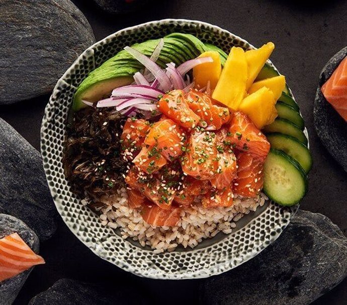 Un plato de poke con salmón de Noruega