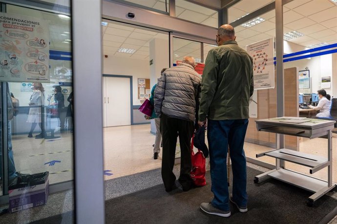 Pensionistas a la puerta de un centro sanitario