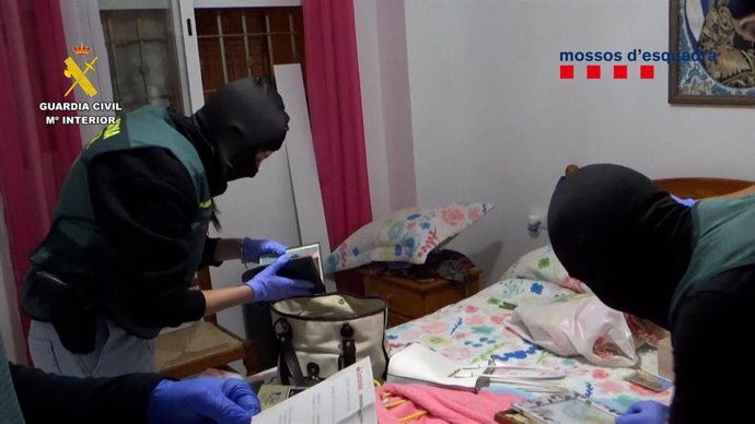 Imagen de agentes policiales durante un registro relacionado con el doble crimen de Font de la Pólvora