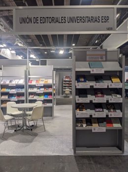 Imágenes del stand de la Unión de Editoriales Universitarias Españolas (UNE) en Liber 2023