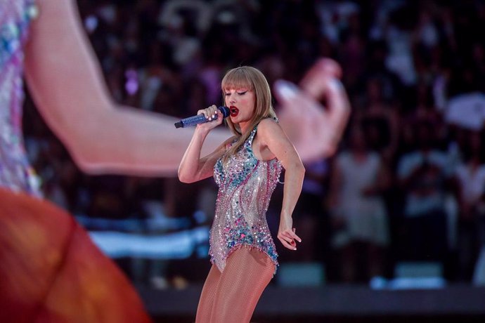 Archivo - La cantante Taylor Swift durante la primera de sus dos actuaciones en el Estadio Santiago Bernabéu.