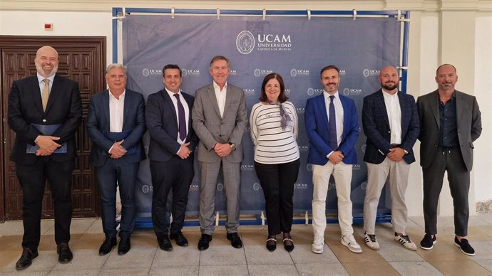 Fotografía sobre el convenio firmado entre la UCAM y la Federación de Fútbol de la Región de Murcia.