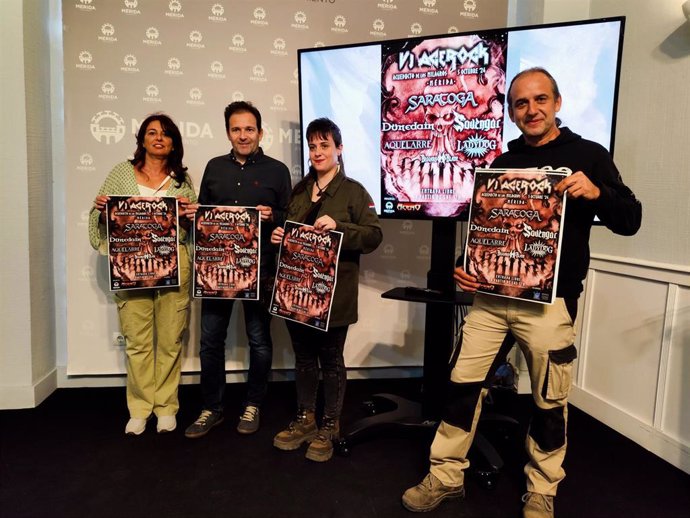 Israel López, junto a dos integrantes de la asociación Acero y el concejal de Cultura, Antonio Vélez, en la presentación de Acerock.