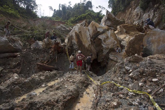 Archivo - Imagen de archivo de una mina de oro en Sumatra Occidental.