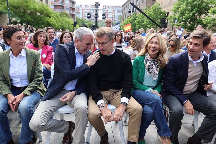 Archivo - El presidente del Partido Popular, Alberto Núñez Feijóo (3d), y ,el presidente del PP-Aragón, Jorge Azcón conversan durante un acto en 2023, en Zaragoza.