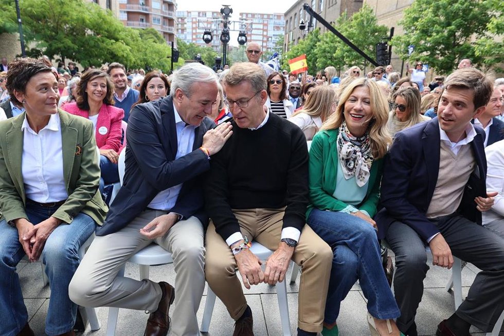 Archivo - El presidente del Partido Popular, Alberto Núñez Feijóo (3d), y ,el presidente del PP-Aragón, Jorge Azcón conversan durante un acto en 2023, en Zaragoza.