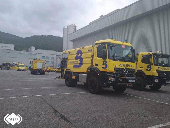 Archivo - Intervención de bomberos en un incendio declarado en una empresa láctea en Navia