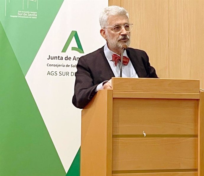 El homenajedo jefe de servicio de la UCI del Hospital Virgen de Valme de Sevilla, Antonio Lesmes.