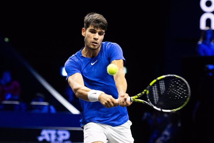 Carlos Alcaraz golpea una bola en la Laver Cup 2024 en Berlín