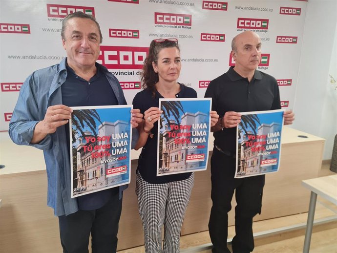 El secretario general de CCOO Málaga, Fernando Cubillo; la secretaria general del Sindicato de Enseñanza de CCOO, Yolanda Gamero Verdugo;  y Antonio Sánchez, secretario de sección sindical de CCOO UMA con los carteles de la campaña.