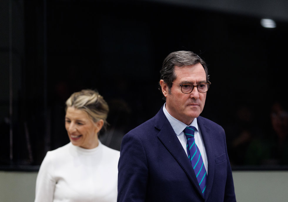 La vicepresidenta segunda y ministra de Trabajo y Economía Social, Yolanda Díaz, y el presidente de la CEOE, Antonio Garamendi, durante el acto de presentación del Acuerdo de Diálogo Social, en la sede del Ministerio, a 23 de febrero de 2023, en Madrid 
