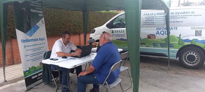 Asaja y Endesa promueven la digitalización de zonas rurales de la provincia de Sevilla.