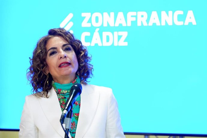 María Jesús Montero atiende a los periodistas en el acto del 95 aniversario de la Zona Franca de Cádiz.