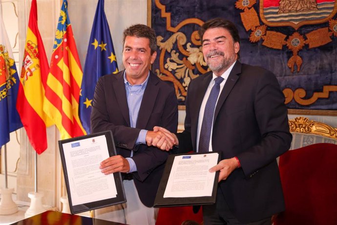 Firma del convenio entre el 'president' de la Generalitat, Carlos Mazón, y el alcalde de Alicante, Luis Barcala