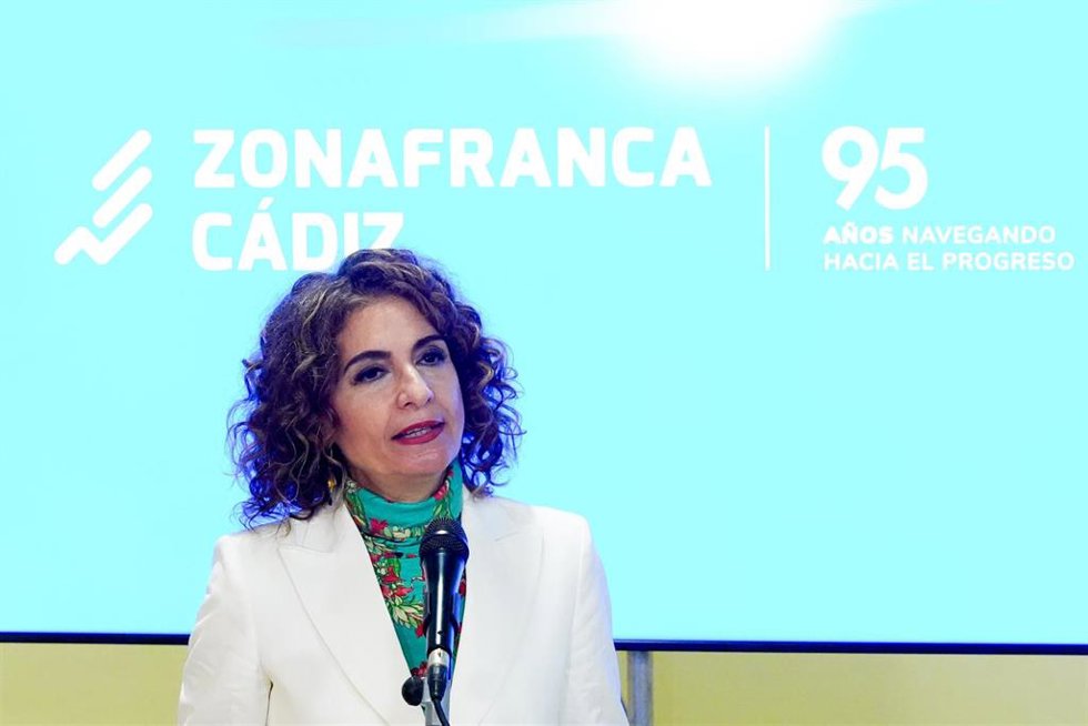 La vicepresidenta primera del Gobierno y ministra de Hacienda, María Jesús Montero, atiende a los medios de comunicación momentos antes del acto. A 27 de septiembre de 2024, en Cádiz (Andalucía, España).  La vicepresidenta primera del Gobierno y ministr