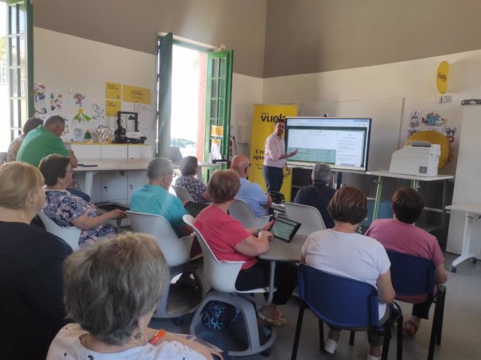 El Proyecto Edufinet arranca el curso impulsando la educación financiera y digital a los mayores.