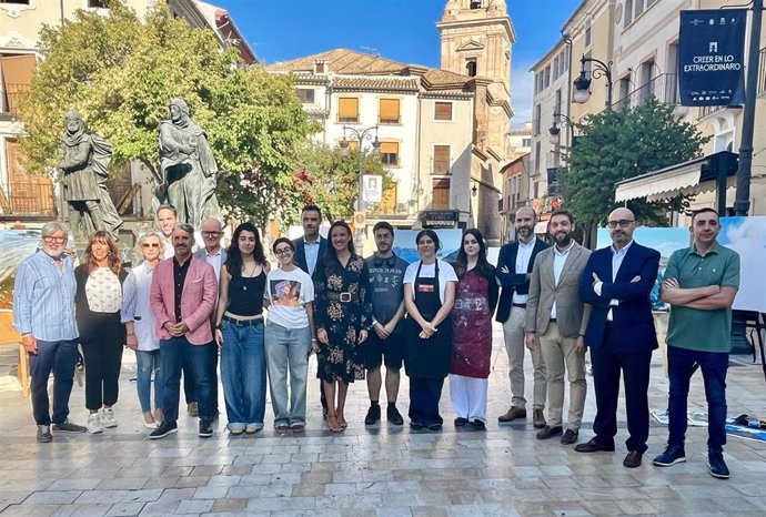 La consejera Carmen Conesa y el alcalde de Caravaca de la Cruz, José Francisco García, con asistentes al acto de presentación del Día Mundial del Turismo