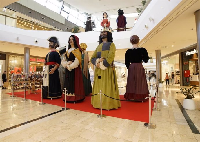 Puerto Venecia, única ubicación para ver la exposición de la Comparsa de Gigantes y Cabezudos en Pilares