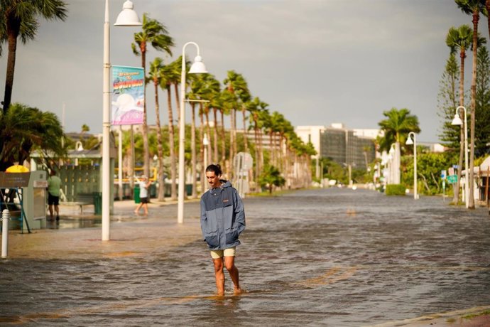 Una calle anegada por las lluvias en Gulfport, Florida