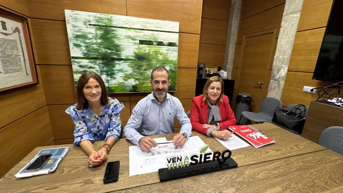 El alcalde de Siero, Ángel García; la concejala de Políticas Sociales y Atención a las Personas, María José Fernández (izda) y la concejala de Izquierda Unida, Teresa Álvarez (dcha).