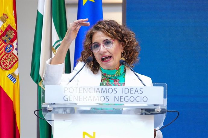 La vicepresidenta primera del Gobierno y ministra de Hacienda, María Jesús Montero , durante su intervención en el acto conmemorativo. A 27 de septiembre de 2024, en Cádiz (Andalucía, España).  La vicepresidenta primera del Gobierno y ministra de Hacienda