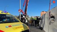 Herido grave un trabajador al golpearle en la cabeza por la pluma de una hormigonera en Usera