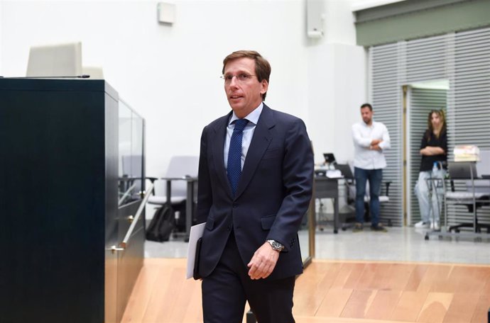 El alcalde de Madrid, José Luis Martínez-Almeida, llega a un pleno del Ayuntamiento de Madrid, en el Palacio de Cibeles