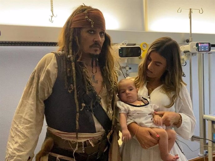 Johhny Deep se ha metido en la piel de Jack Sparrow para visitar el Hospital Donostia