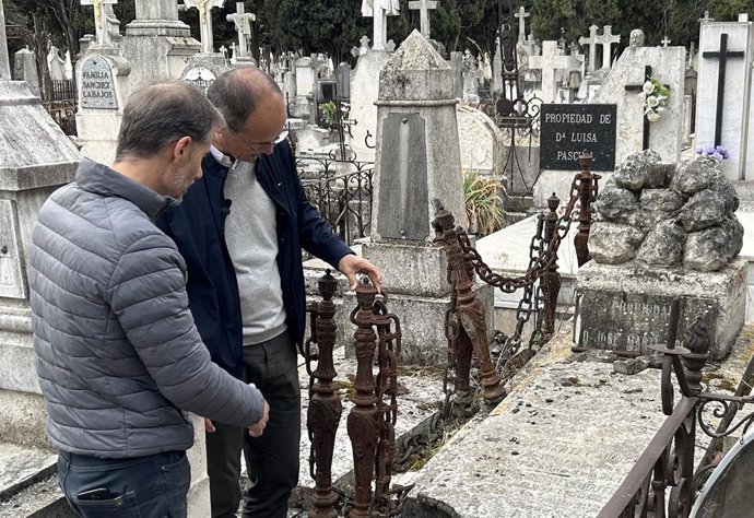 El concejal de Medio Ambiente de Valladolid, Alejandro García Pellitero (dcha), junto al director de la Escuela Superior de Arte de Valladolid, Julio Ruiz, observan la sepultura de José Martí y Monsó.