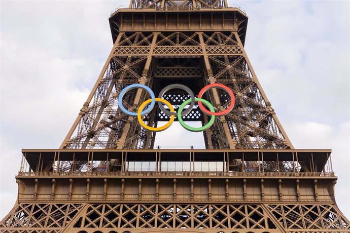 Anillos olímpicos colgados en la Torre Eiffel de París