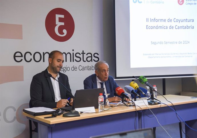 El profesor Fernández y el presidente del Colegio, García Andrés, en la presentación del informe